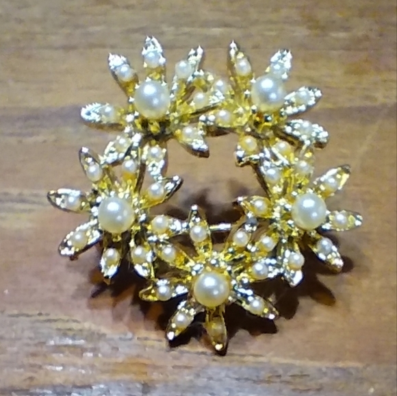 Vintage Gold Brooch With White Seed Beads, Faux Pearl Flowers, Star Patt… - Picture 7 of 7
